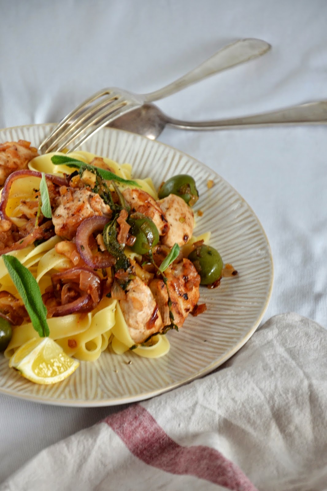 immer wieder pasta: Pasta des Monats: Fettuccine mit Hähnchen und Salbei