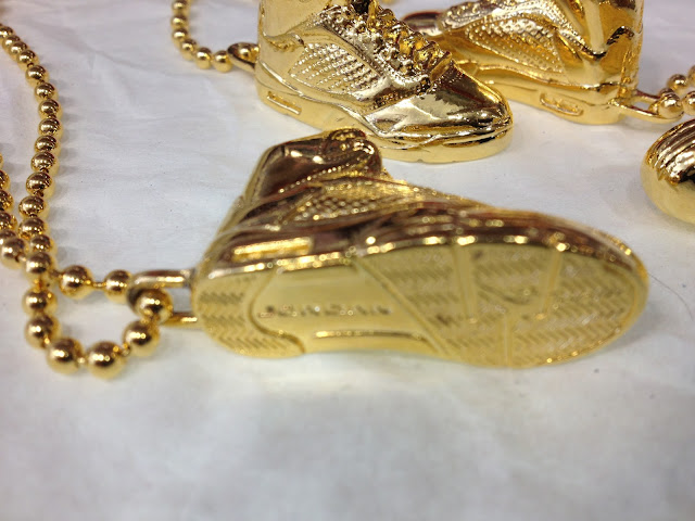 michael jordan wearing gold chain