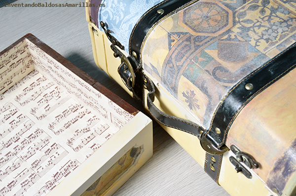 Cajón decorado con partituras