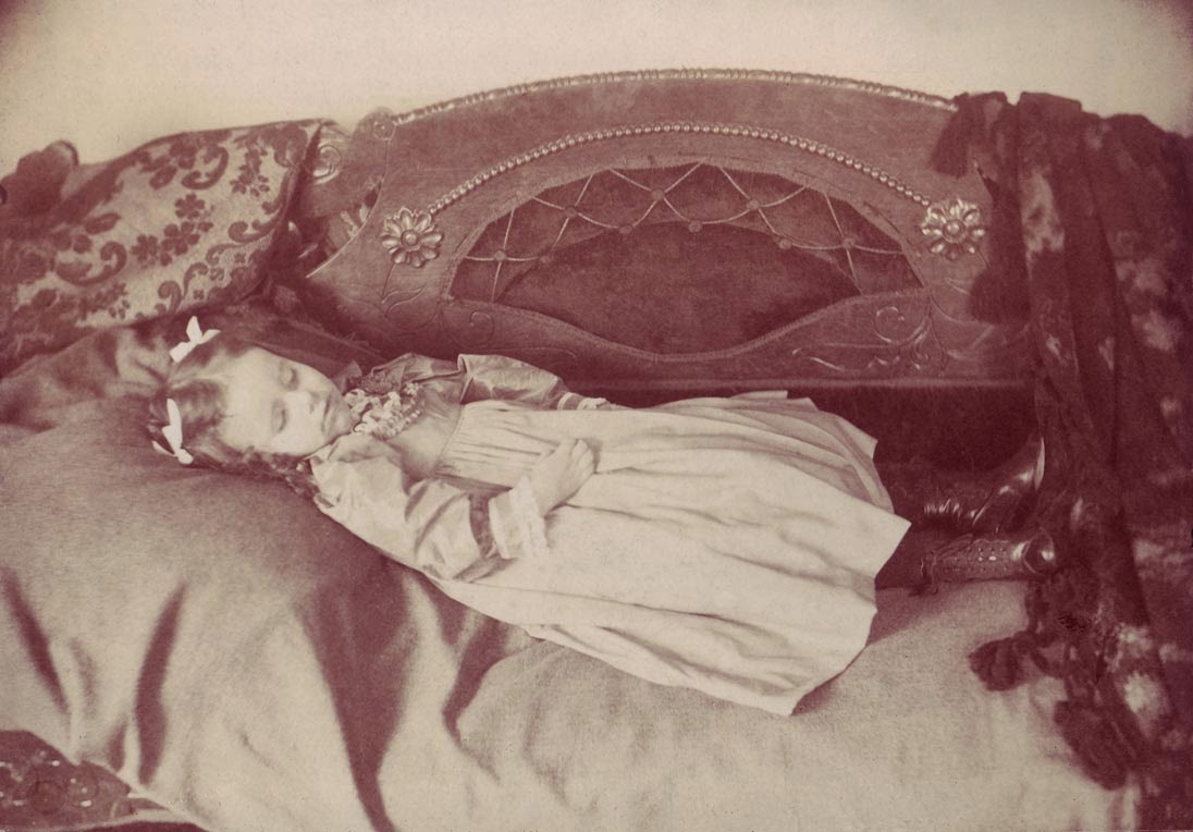 Мёртвые люди фотографии. Старые посмертные фотографии. Можно ли связываться с умершими. Мортем викторианской эпохи семья. Фотографии мертвых людей 19 века.