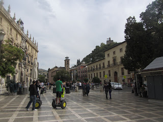 Plaza Nueva, Granada, desde aquí se ve la torre de la Alcazaba, de la Alhambra