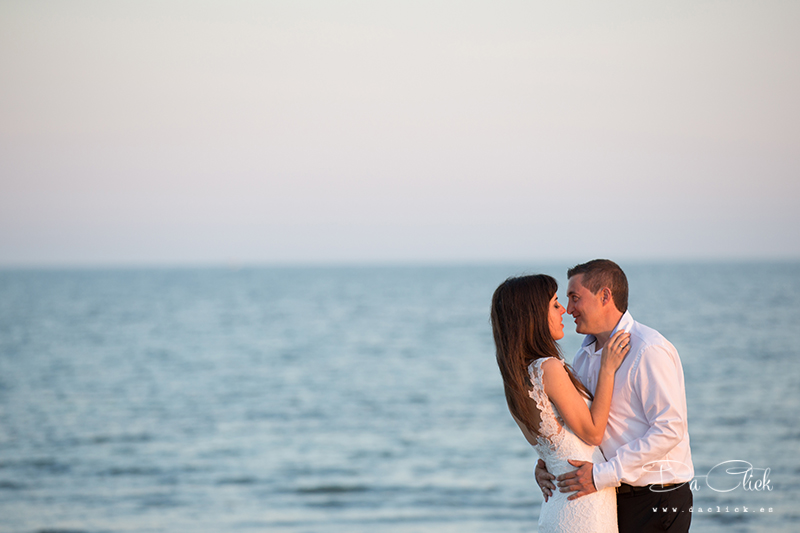 novios postboda junto al mar