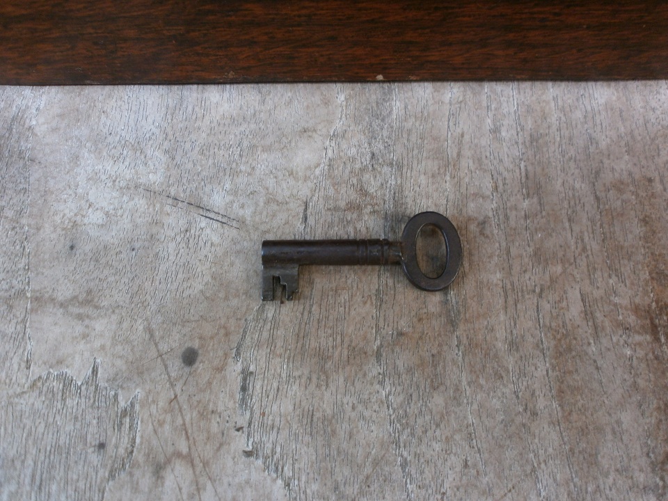 Antikpisan: Kotak Besi Antik Dengan Cat Motif Serat Kayu