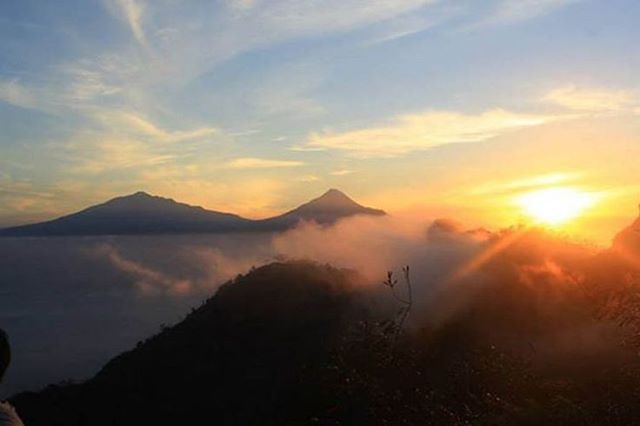 pemandangan sunrise di puncak suroloyo foto pemandangan indahnya sunrise di puncak soroloyo