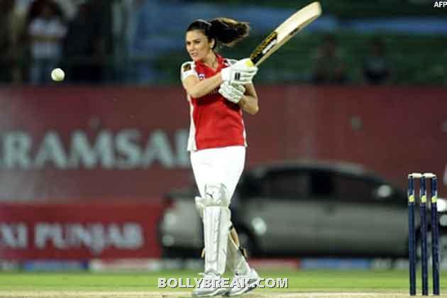 Gayatri Reddy playing cricket - (27) - Gayatri Reddy Hot Pics at IPL Matches