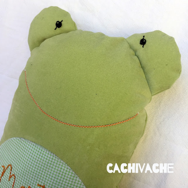 Peluche-almohada con forma de rana personalizado