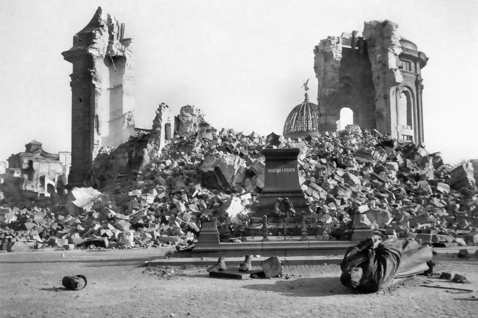 Памятник который был разрушен в 1930 годы. Дрезден бомбардировка 1945. Дрезден Фрауэнкирхе 1945. Дрезден после бомбардировки 1945. Фрауэнкирхе Дрезден развалины.