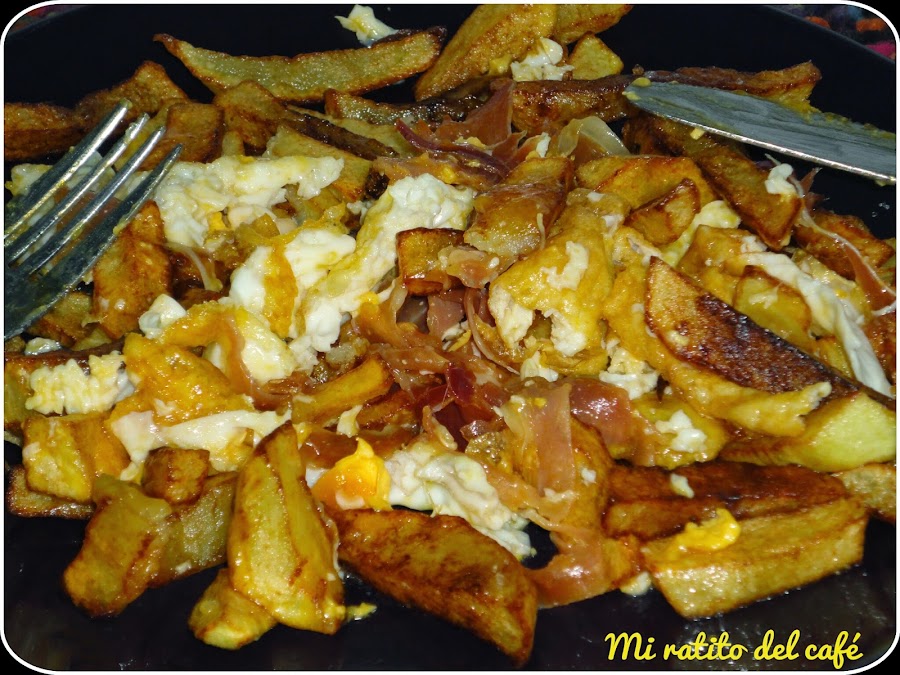 Huevos rotos con jamón