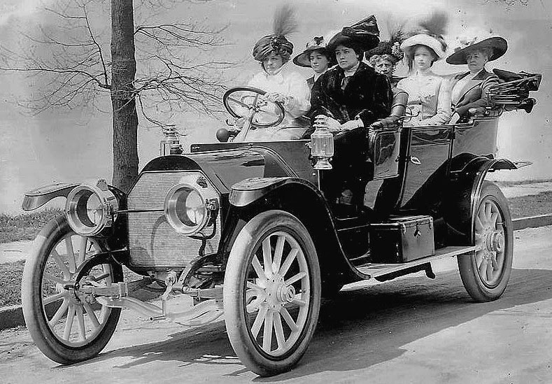 More cars earlier. Автомобили 20 века. Автомобили начала 20 века. Первая машина 20 века. 1 Автомобиль 20 века.