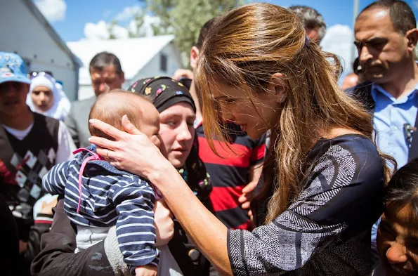 Queen Rania of Jordan meets Syrian refuges at the Karatepe municipality camp