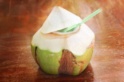 Alimentos que ajudam a curar ressaca Água de cocô