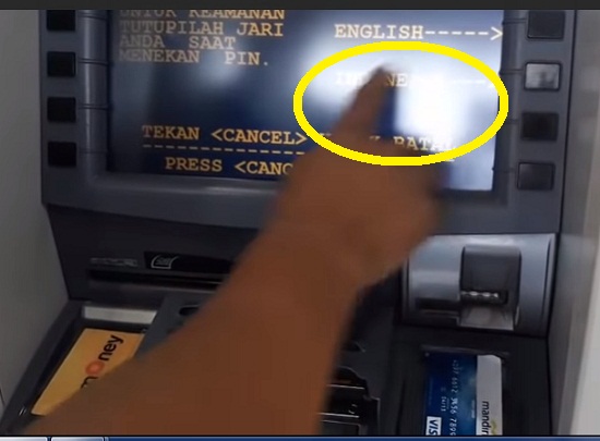 Memasukan Kartu ATM Mandiri Untuk Mengambil Uang 2 Memasukan Kartu ATM Mandiri Untuk Mengambil Uang 2
