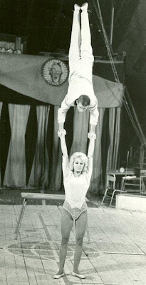 circus-overhead-lift-women-lifting-men