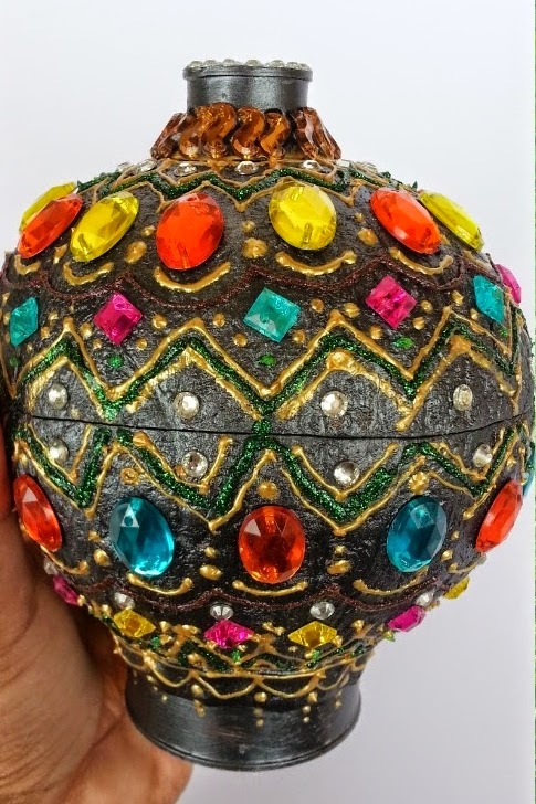 http://radhika-hobbycrafts.blogspot.in/2014/07/coconut-shell-box.html