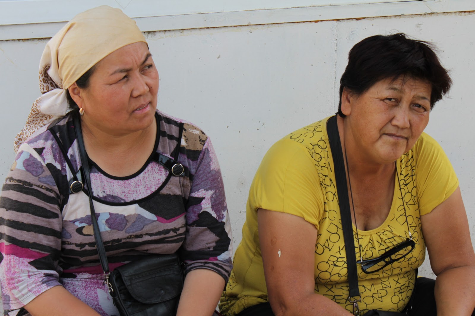 Жена киргиза. Киргизские женщины. Женщины из Кыргызстана мигранты. Старая Киргизская женщина. Бабушка киргизка.