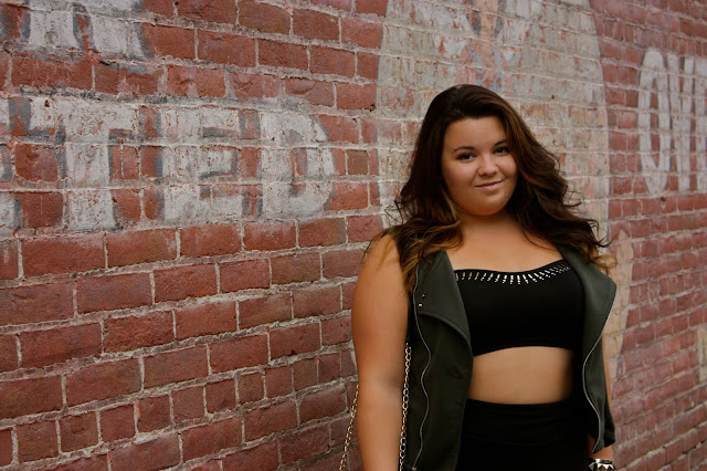 natalie craig, plus size fashion blogger, plus size fashion, chicago fashion, chicago chic, chicago blogger, how to wear a crop top, crop top, bandeau, how to wear a bandeau, maxi skirt, vest, summer style