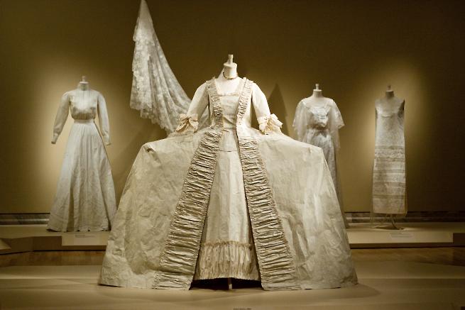 Isabelle de Borchgrave paper gowns