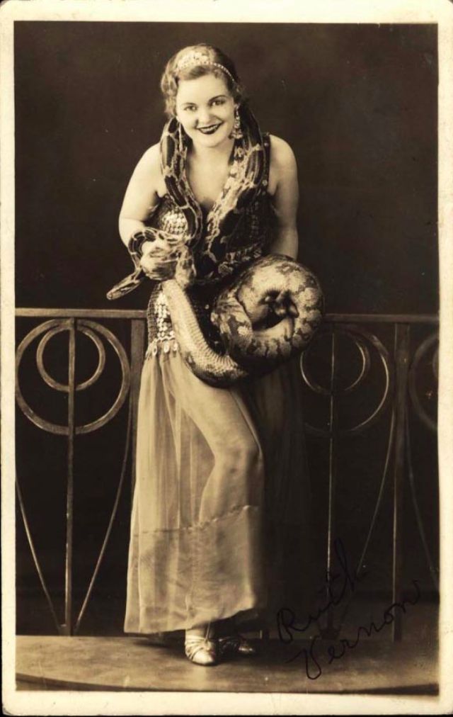 33 Amazing Vintage Photos of Female Circus Snake Charmers From the Early 20th Century vintage