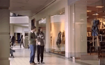 Mann beim Shoppen mit Frau - Handtasche halten lustig