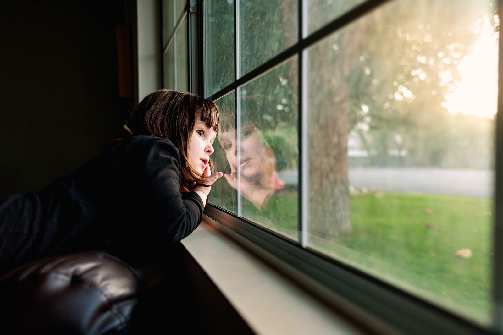 Девушка смотрит в окно. I look out of the window. I look out of the window. Talking and looking out of the window. Девочка выглядывает из окна.