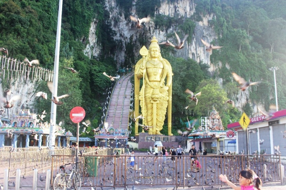 Patung yang populer di negara malaysia adalah