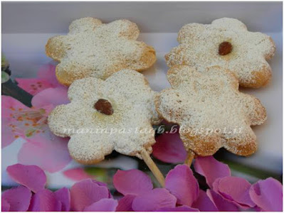 Biscotti a forma di fiore