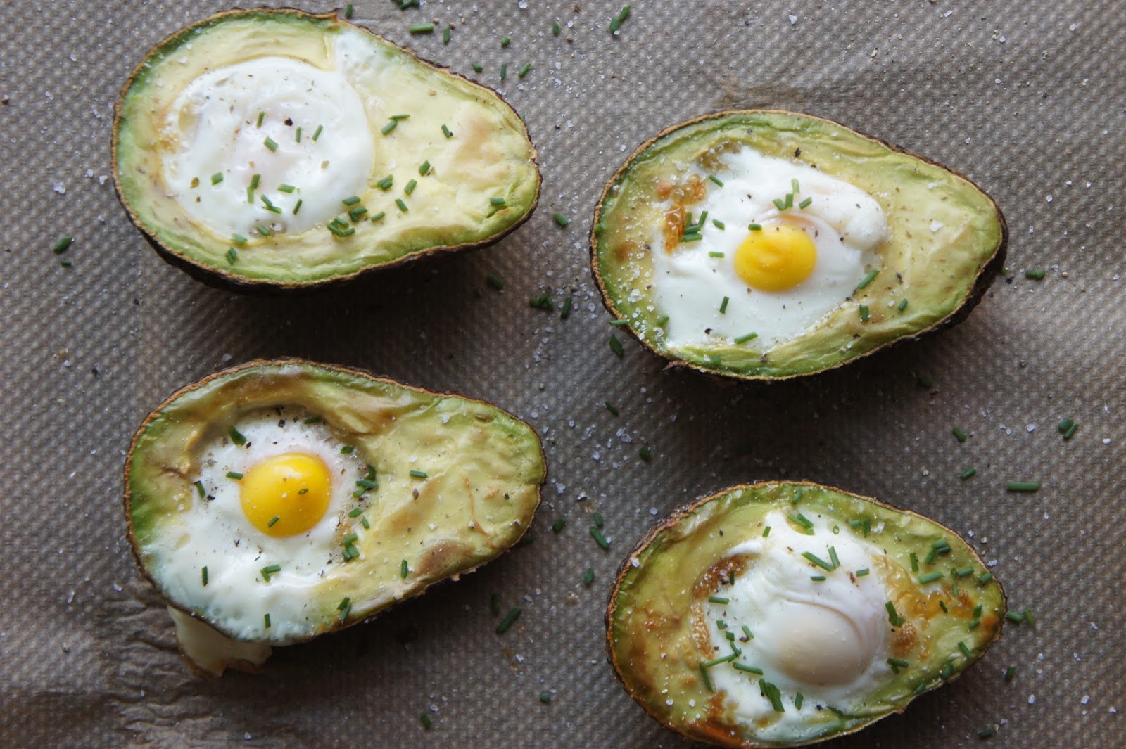 Gebackene Avocado mit Ei, Salz, Pfeffer und Schnittlauch