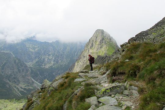 Próg doliny przed odosobnioną Hrubą Turnią (słow. Hrubá veža, niem. Dicker Turm, węg. Vastagtorony, 2091 m n.p.m.).
