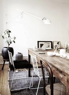 Zonas de trabajo en blanco, negro y madera