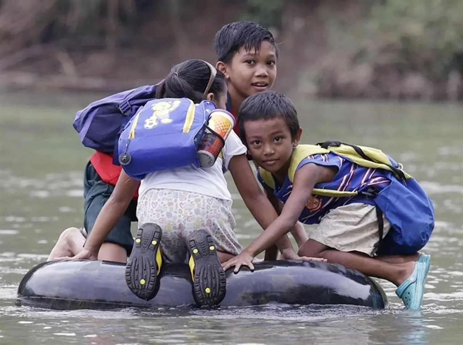 Какие опасности пришлось преодолеть. Ризал Филиппины. Самая опасная дорога в школу. Филиппинские детишки. Самый опасный ребенок в мире.
