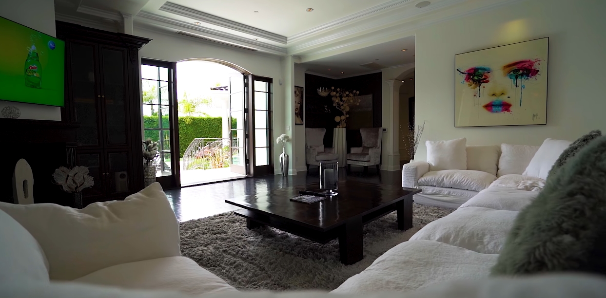 27 Interior Design Photos vs. Tour 1124 Marilyn Dr, Beverly Hills, CA
