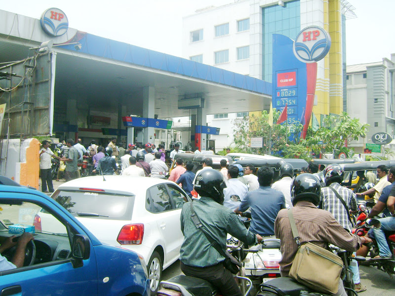 Anna Nagar Daily Heavy Rush At Anna Nagar Fuel Stations