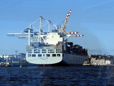 Überseeschiff beim Entladen im Hamburger Hafen