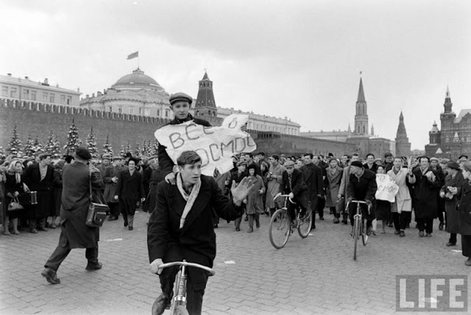 Наша страна 12 апреля 1961. Гагарин на красной площади 1961. Ликование на красной площади в честь полёта Гагарина 1961. Встреча Юрия Гагарина на красной площади. Встреча Гагарина в Москве 14 апреля 1961.