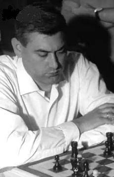 El ajedrecista Román Torán frente al tablero