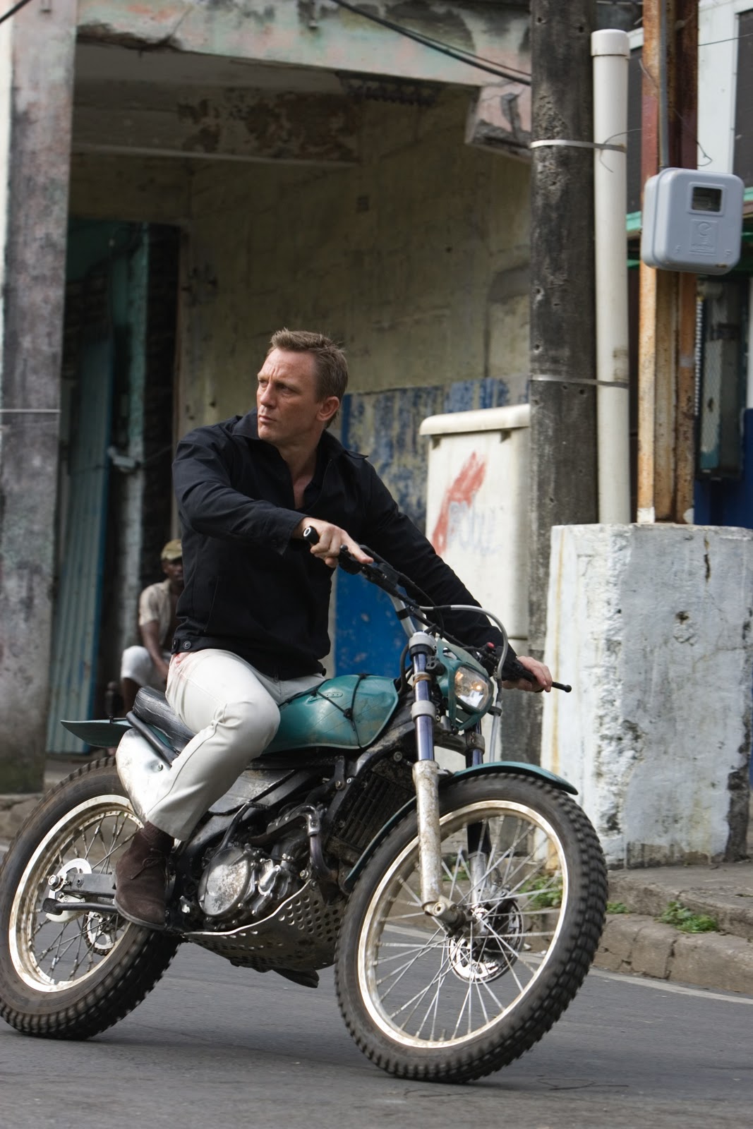 http://3.bp.blogspot.com/-gS2eRVcNuZI/TxMMr_esbYI/AAAAAAAADnU/qnD2s1FeJzU/s1600/DanielCraig-JamesBond-M22-14.jpg