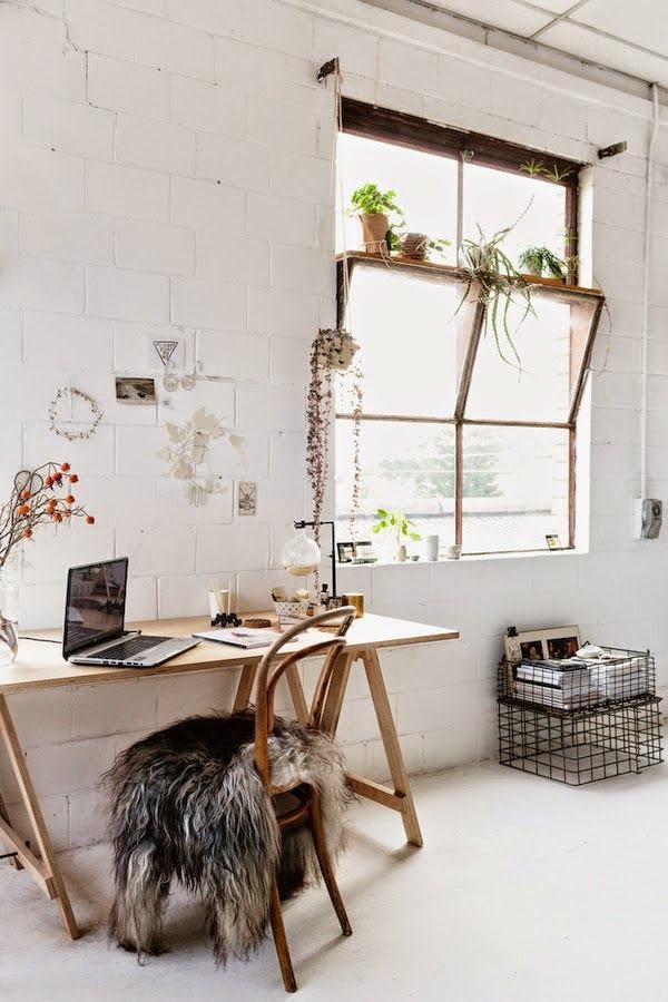 Zonas de trabajo en blanco, negro y madera