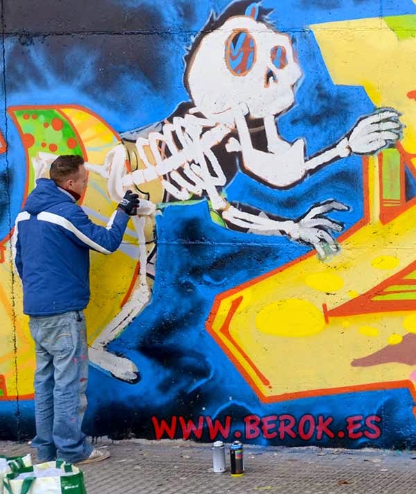 Jolich pintando un esqueleto