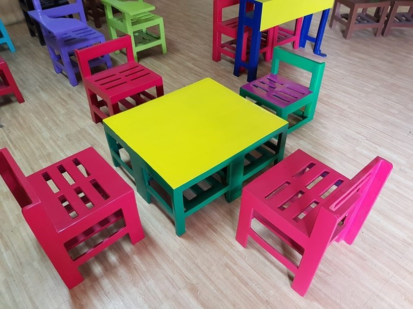 Pinoy engineer praised for converting plastic trash to school chairs