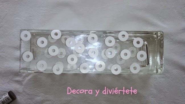 decorar jarrón , DIY, manualidad , pintauñas , jarrón cristal, topos , lunares
