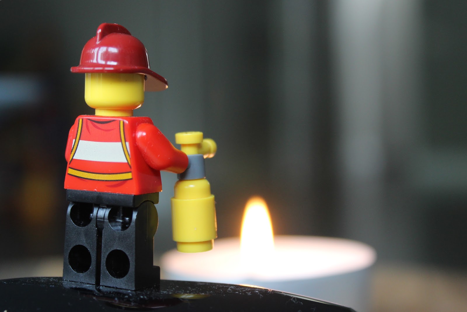 An en El Creaties de fotochallenge Lego poppetje in de grote wereld