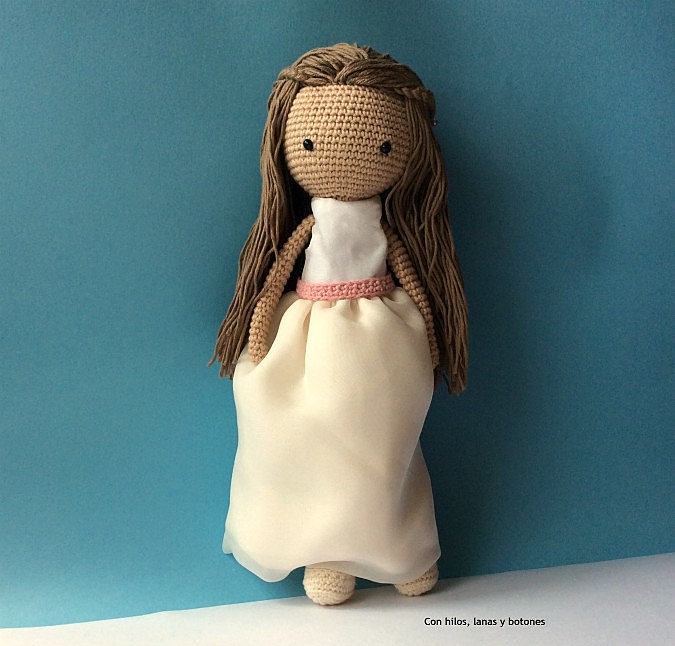 Con hilos, lanas y botones: Muñeca amigurumi Primera Comunión