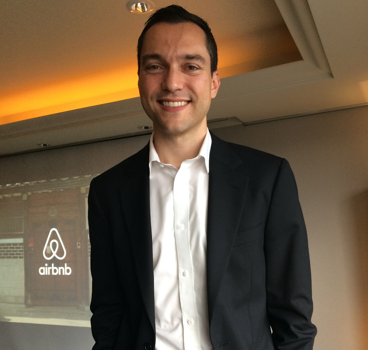 拚合法落地，Airbnb共同創辦人來台與政府對話