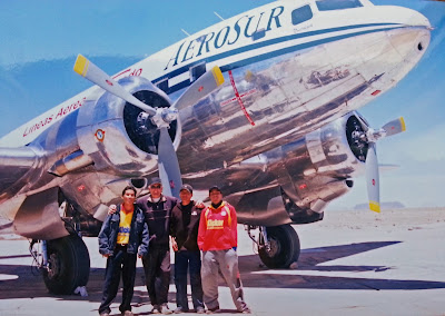 Der Umzug in das Hochland von Bolivien im Jahr 1993 machte ein weiteres Highlight möglich das Fliegen mit einer alten DC 3 die zweimal die Woche von La Paz – Uyuni anflog. Heute sind die Maschinen leider ausgemustert.