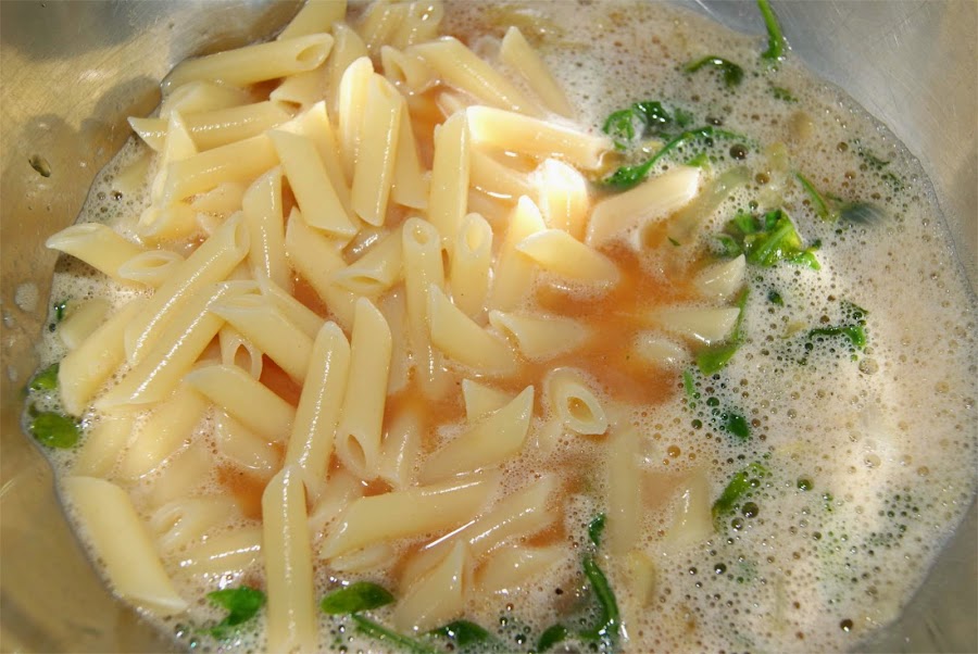 Tortilla de pasta y rúcula paso 3