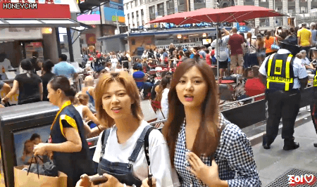 뉴욕 타임스퀘어에서 TT 커버댄스 보면서 감동한 쯔위랑 정연.gif | 인스티즈