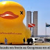 POLÍTICA / Pato gigante é colocado em frente ao Congresso em ato contra impostos