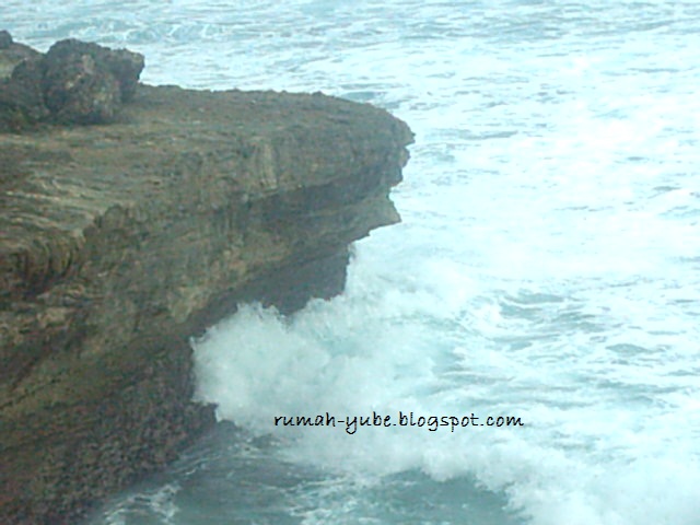 ombak dan karang terjal di pantai banyutibo pacitan