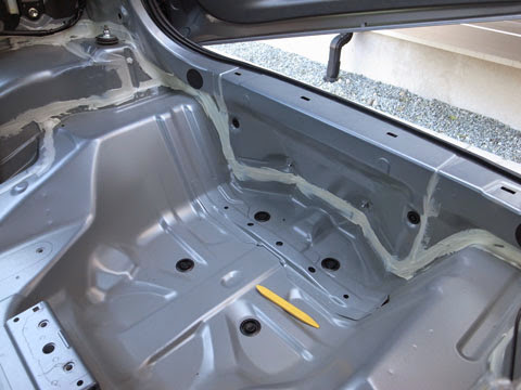 ホント見事に防音効果の無さそうな純正の状態 ムーヴカスタムla100s後期フロアのデッドニング&静音 平らな部分は施行は楽でしょうがこの3次元にいっぱい曲がった部分の施行は泣けてきます。サンダムの防音シートを使うのはムリでしょう。