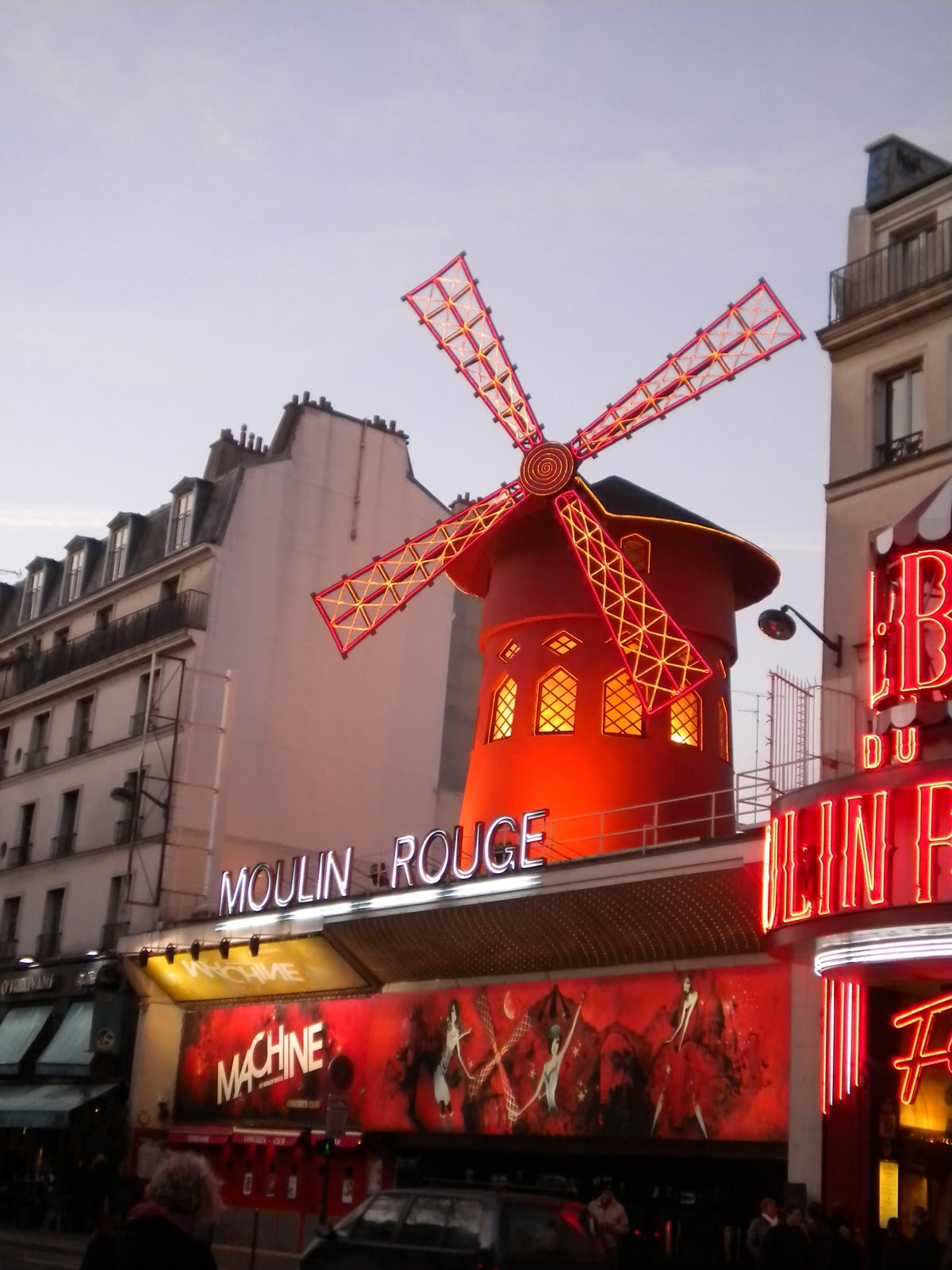 Здание мулен руж в париже